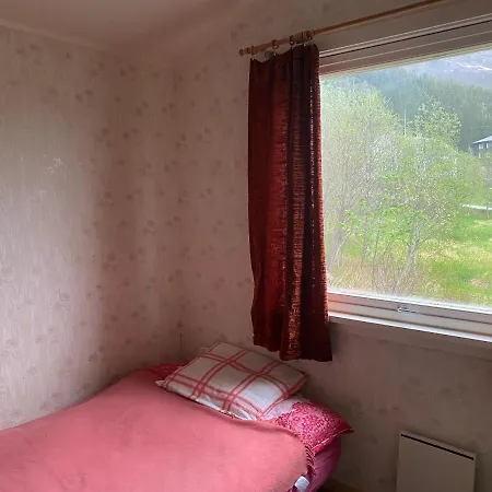 Koselig Hus Med Parkeringsplass Daire Skaland