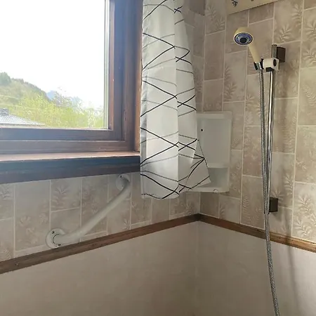 Koselig Hus Med Parkeringsplass Skaland